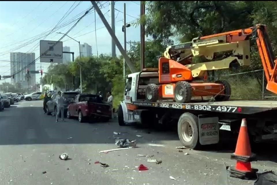 El choque múltiple fue reportado a cuerpos de auxilio y autoridades viales a las 12:30 horas.