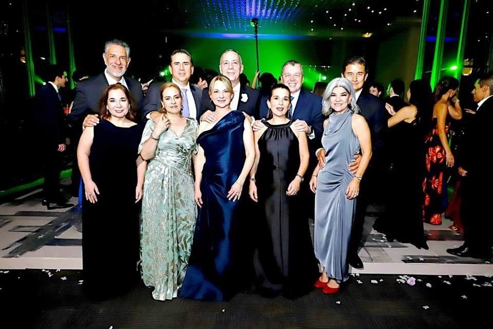 Mario Hinojosa, Víctor Pérez, Pablo Belden Larralde, Jesús González, Andrés Fernández, Gabriela de Hinojosa, Beatriz de Pérez, Adriana Zambrano de Belden, Alejandra de González y Melissa de Fernández