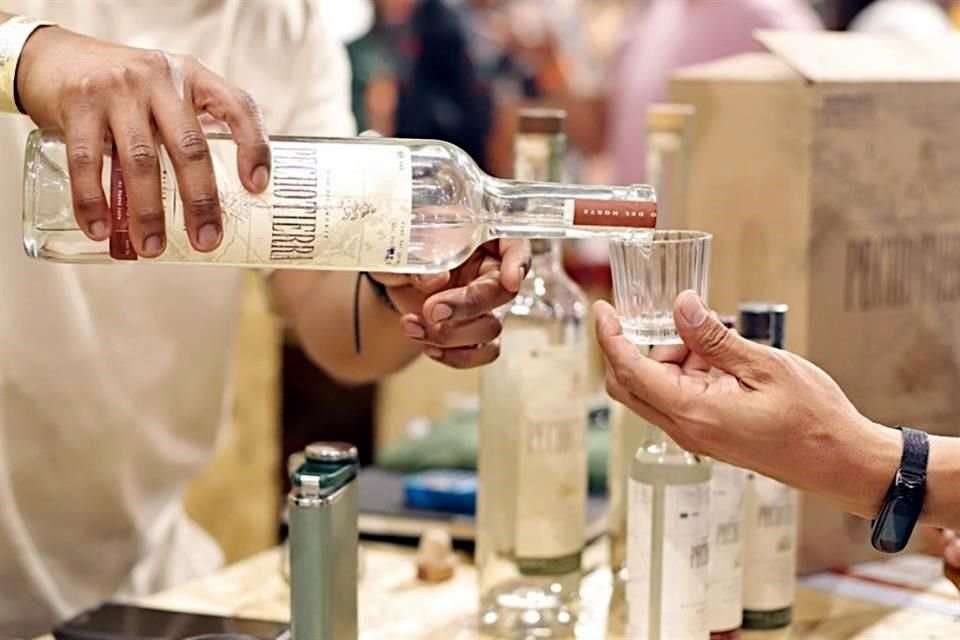 Los asistentes pudieron catar varios mezcales.