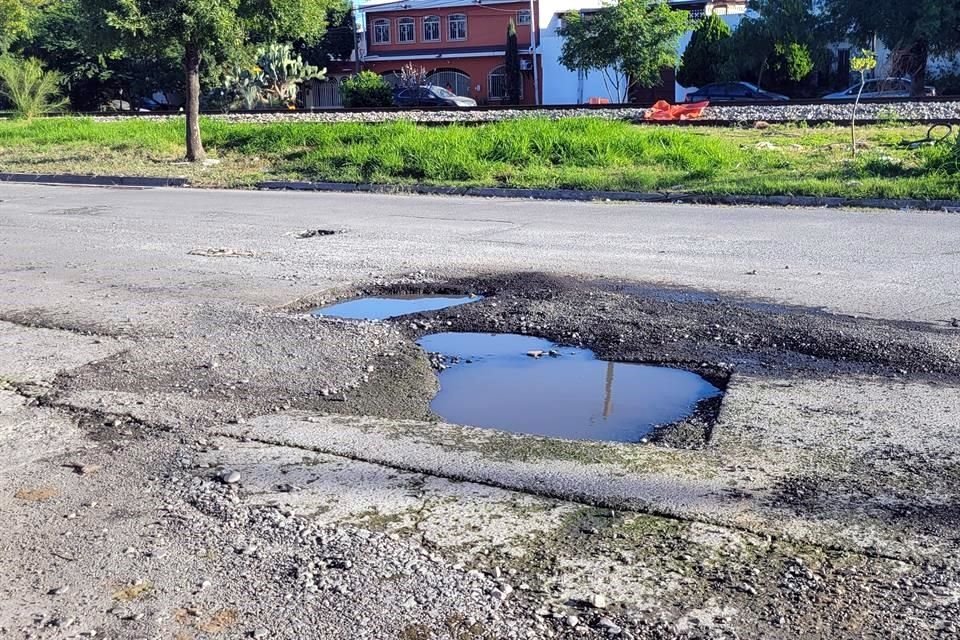 Desde hace alrededor de cinco años, vecinos han reportado fugas de drenaje intermitentes en el punto, que se resuelven temporalmente tras desazolvar las tuberías.