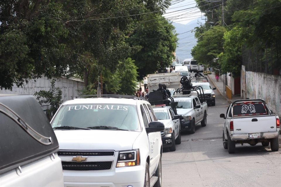 Traslado de los 11 cuerpos hallados en Guerrero.