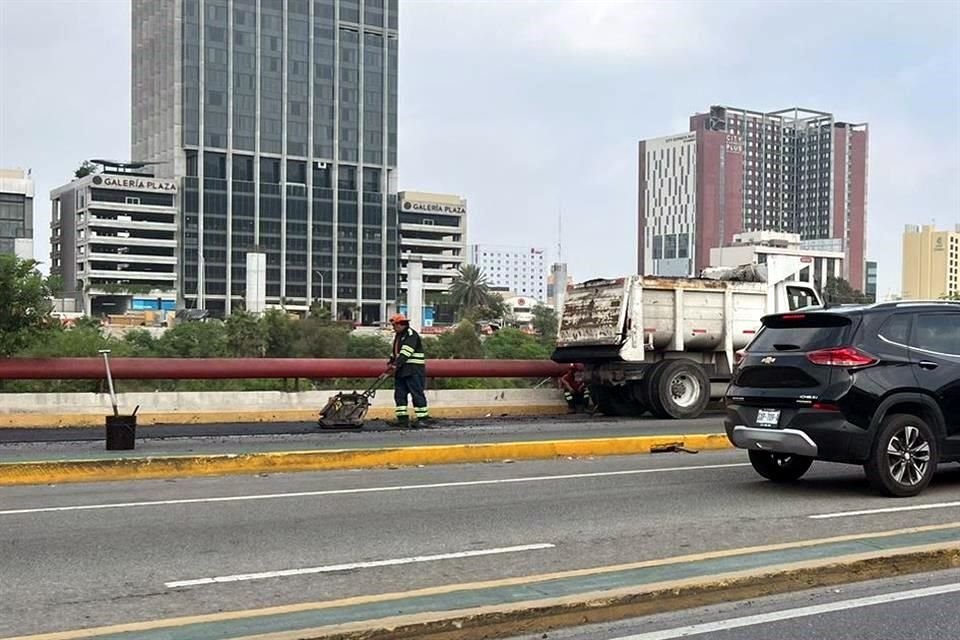 Conductores circularon lentamente ante el cierre de un carril exprés.