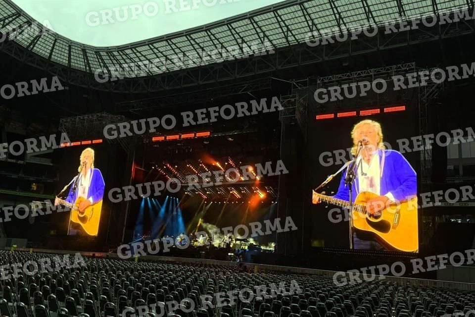 Paul McCartney llegó al Estadio de Rayados para realizar las pruebas de sonido, horas antes del concierto que brindará esta noche en Monterrey.