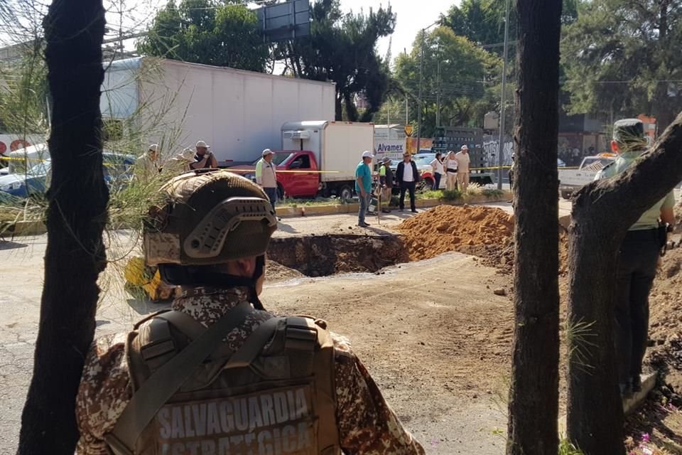 Una red de mangueras fue hallada al interior de oquedades que se formaron desde hace 7 meses en la Alcaldía Gustavo A. Madero.
