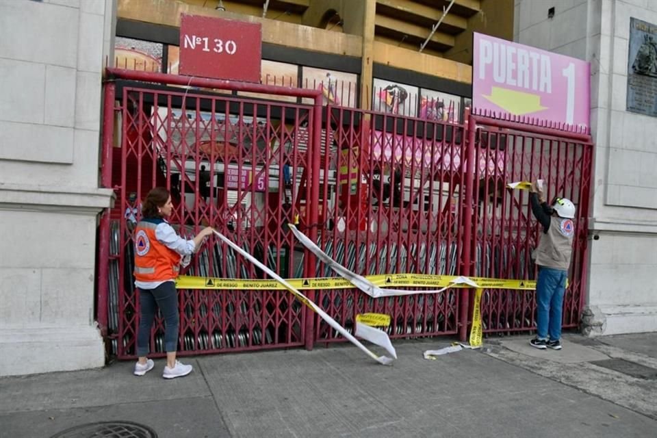 Personal de la Alcaldía Benito Juárez retiró ayer los sellos de clausura en la Plaza de Toros.