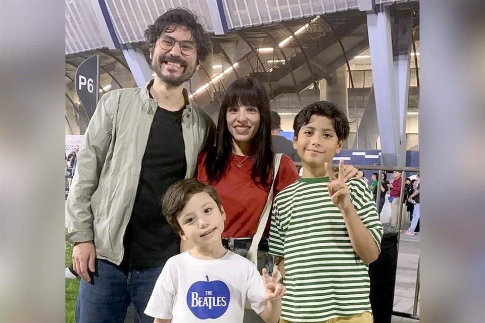 Karina Estrada con su esposo Iván y sus hijos Lucio, de 6 años, y Franco, de 11.