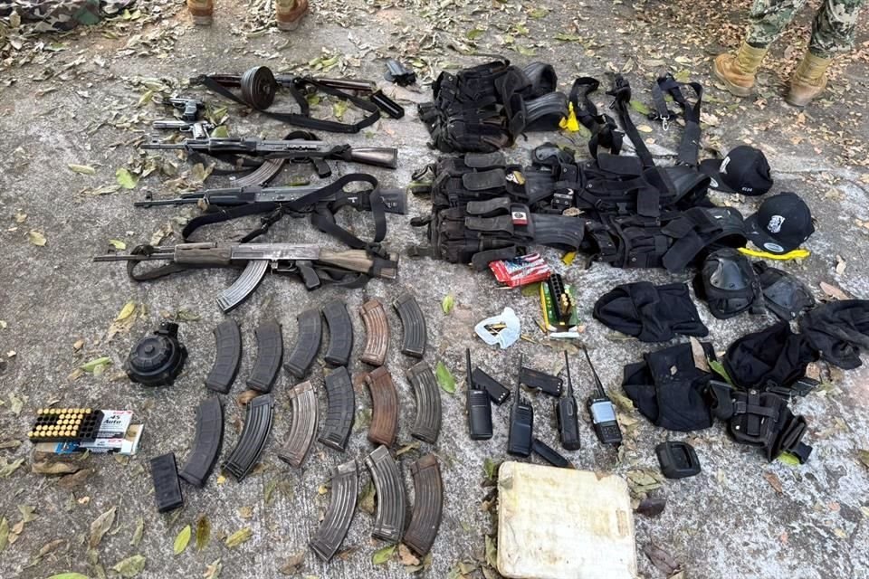 Armas largas, equipo táctico y radios de comunicación fueron hallados por la Marina en en el municipio de Concordia, Sinaloa, en la zona de operación del cártel de 'Los Chapitos'.