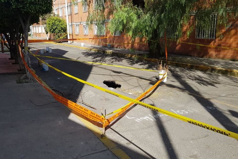 Las oquedades fueron causadas por la perforación de un túnel clandestino, en el que fue instalado un sistema de mangueras que extraían el hidrocarburo. 