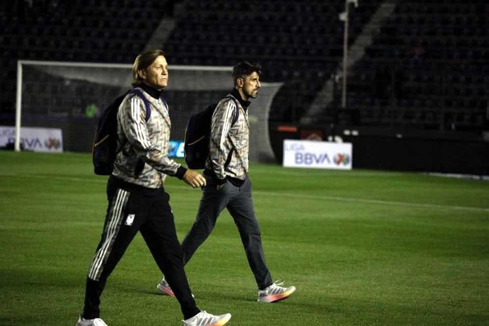 El auxiliar Claudio Arzeno (izq.) acompaña al técnico Veljko Paunovic, de Tigres,  en su arribo al Estadio de la Ciudad de los Deportes.