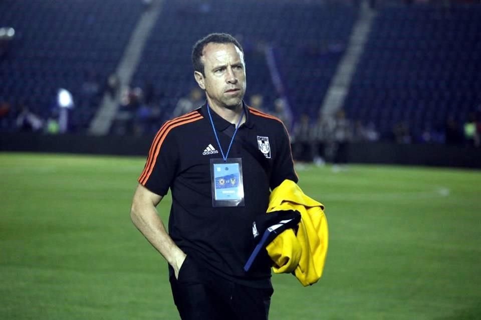 Gerado Torrado, vicepresidente deportivo de Tigres, arriba al estadio sede del Cruz Azul.