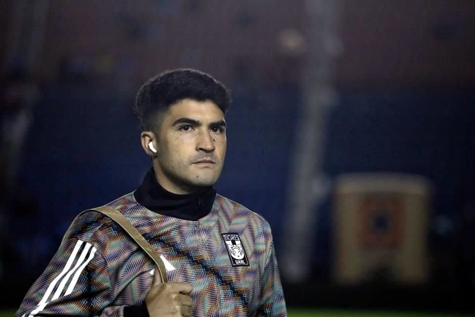 Con un semblante muy serio arribó Nicolás Ibáñez al estadio.