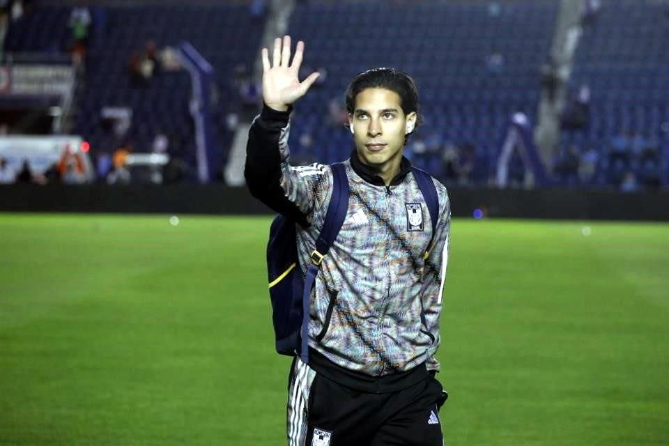 Siempre solicitado... Diego Lainez saluda a la tribuna antes de arrancar el duelo.