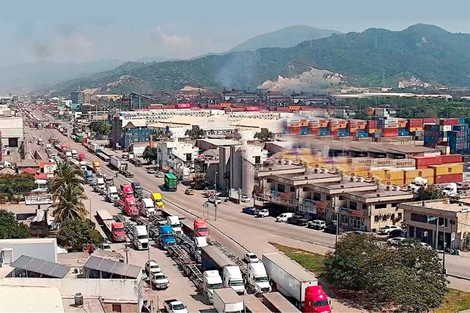 ATORADOS. Desde hace varios meses, el puerto de Manzanillo registra cuellos de botella. Autoridades argumentan que falta personal para agilizar los trámites. 