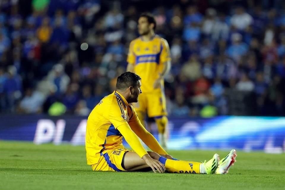 El goleador André-pierre Gignac tuvo que dejar el partido a los nueve minutos, debido a una lesión.