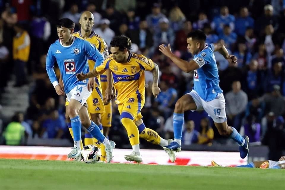 En la mayor parte del partido, los jugadores ofensivos de Tigres, causaron poco daño a la defensiva del Cruz Azul.