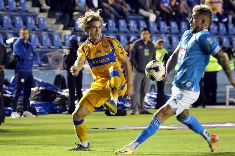 Sebastián Córdova trata de centrar en una de las pocas opciones de gol creada por Tigres.