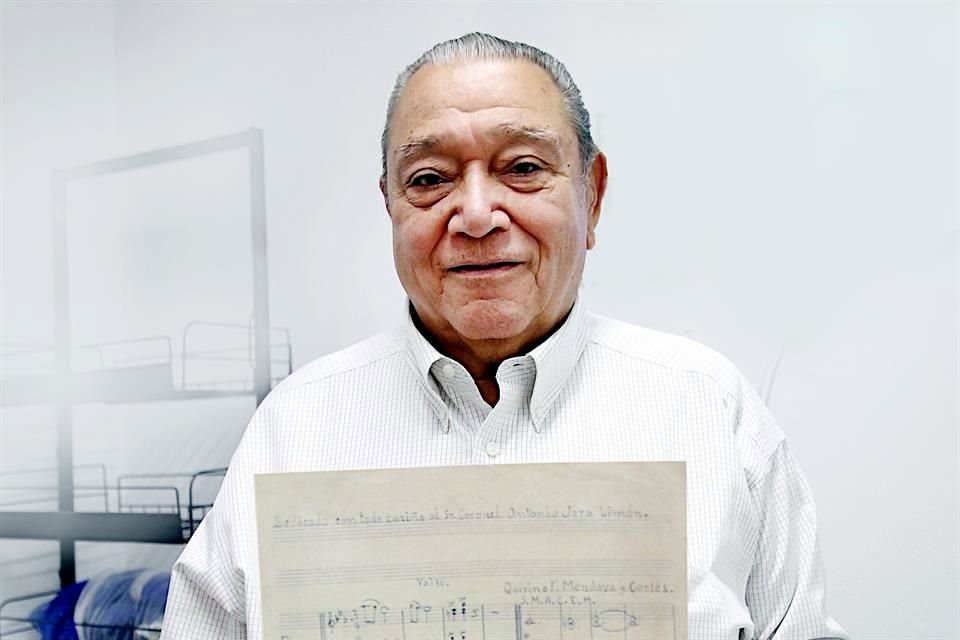 Rodolfo Limón muestra una copia de la partitura del vals dedicado a su padre por el compositor Quirino Mendoza y Cortés.