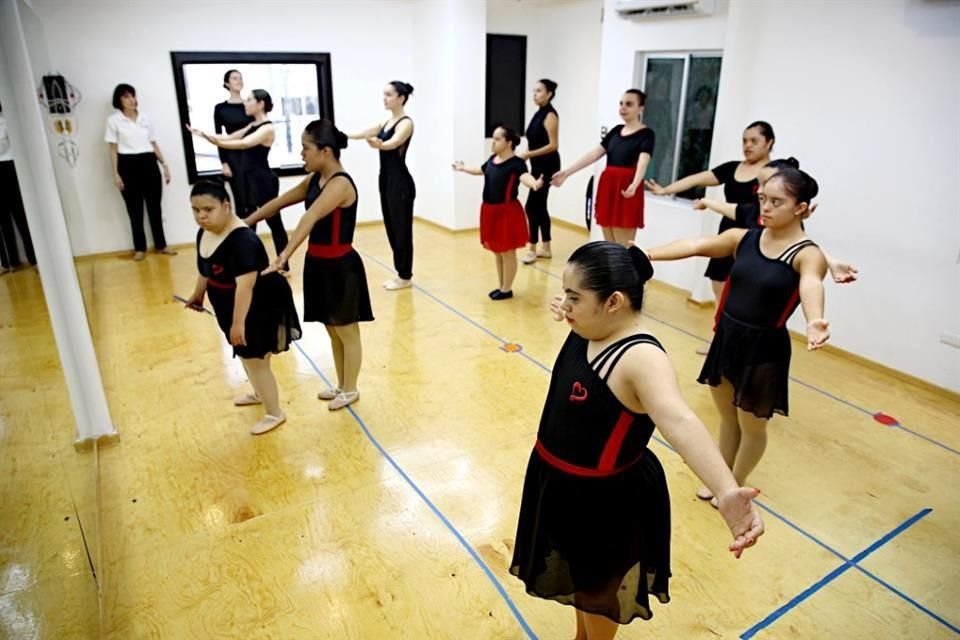 Ensayos de la obra de danza de la asociación Bailar con el Corazón en la que se estrenará el vals.