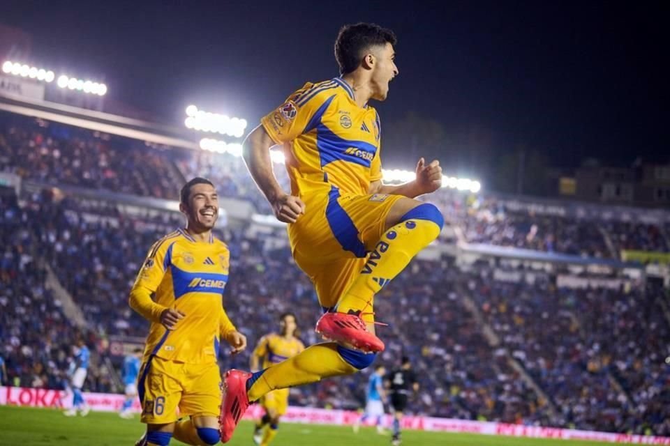 Nico Ibáñez festeja el gol que anotó de penalti, que le daba el triunfo momentáneo a Tigres.