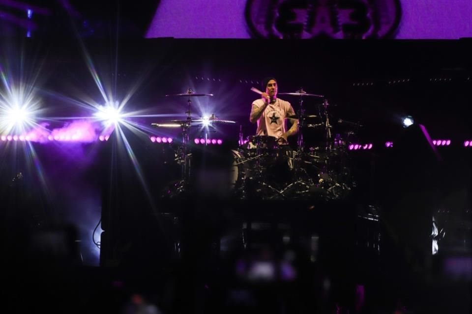 El primer en salir al escenario fue el baterista Travis Barker, quien, tras haber sufrido una lesión en el dedo anular izquierdo que canceló parte de su gira por Latinoamérica.