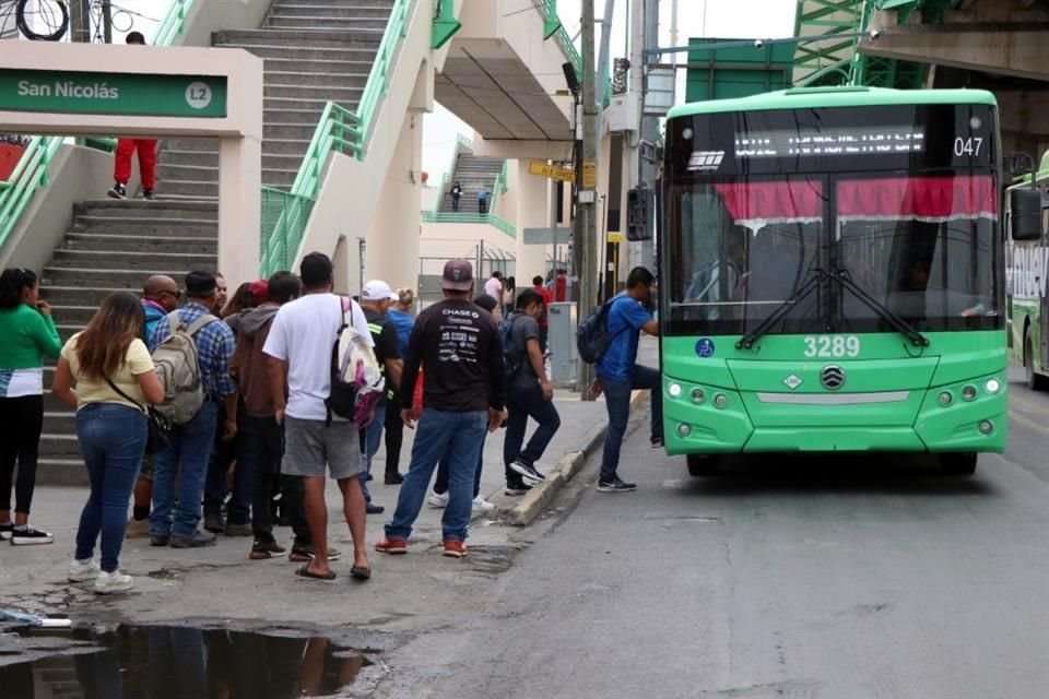 Usuarios del transporte público realizaron largas filas durante el fin de semana.