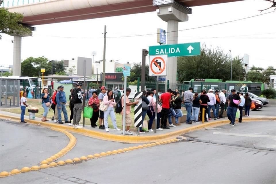 Una de las quejas de los usuarios es la poca frecuencia en la que pasan unidades.