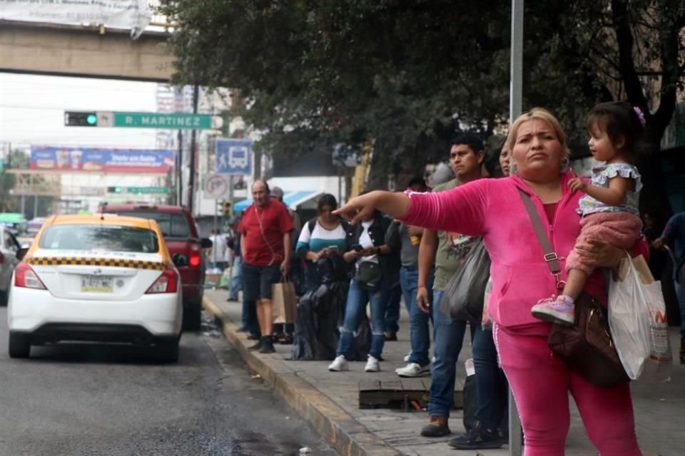 Que se detengan en las paradas oficiales es una de las peticiones de los usuarios del transporte.