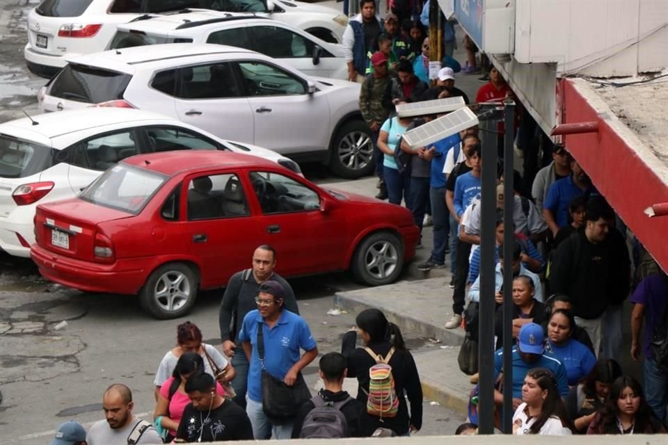 Decenas de ciudadanos esperan por tomar un camión todos los días.