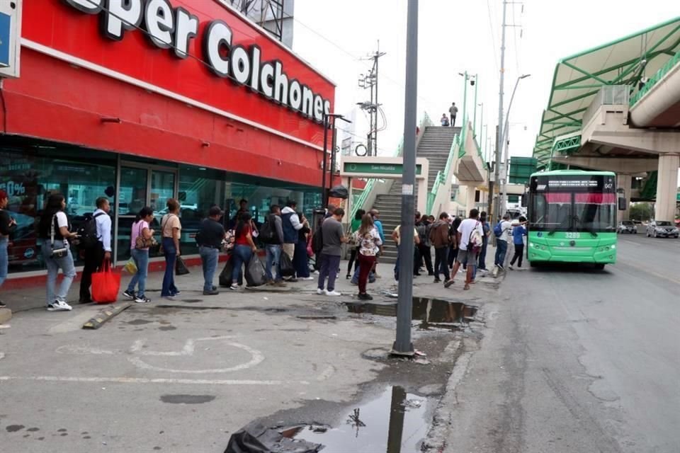 Una escena constante en la Ciudad es de personas esperando subir a los camiones.