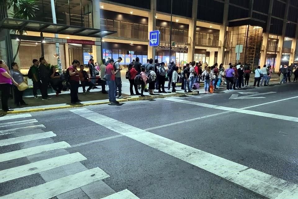 Las filas se pueden observar a todas horas, en varios puntos de la Ciudad.