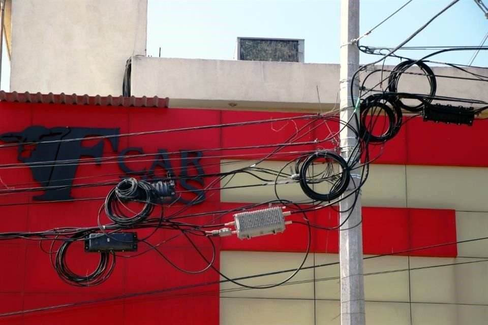 En algunos puntos de la Ciudad se pueden ver varios rollos de cables en un mismo poste.