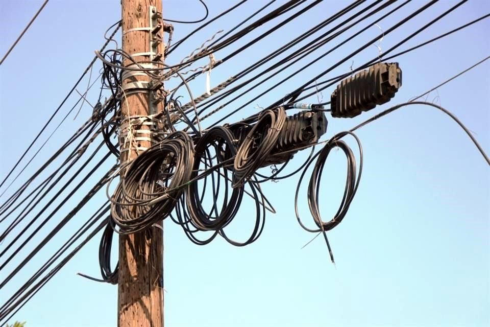 Los rollos acentúan el problema de las telarañas de cables que existe en la Ciudad.