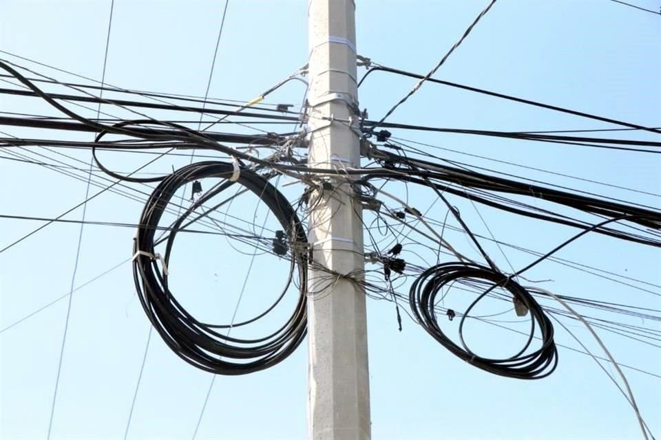 Una imagen común en diferentes municipios son las telarañas de cables, con rollos incluidos.