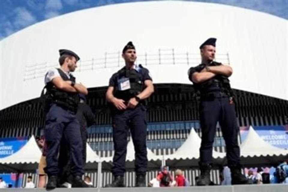 4 mil agentes y mil 600 empleados de seguridad resguardarán el Stade de France para el partido entre Francia e Israel.