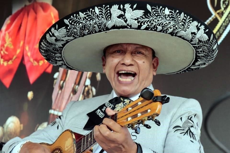 Mil 122 mariachis se reunieron en el Zócalo para romper el Récord Guinness por el mayor número de músicos tocando de manera simultánea.