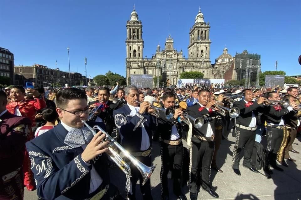 Esta tarde se rompió un récord mundial por el grupo mas grande de mariachis tocando en el Zócalo de la CDMX.