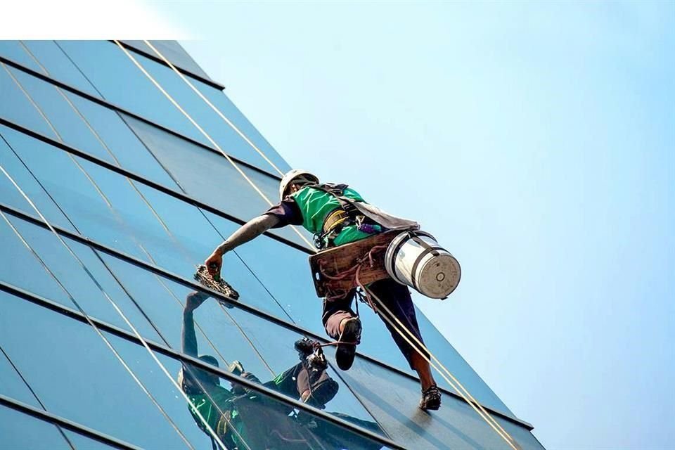 La empresa tiene personal capacitado para trabajo de limpieza en altura.