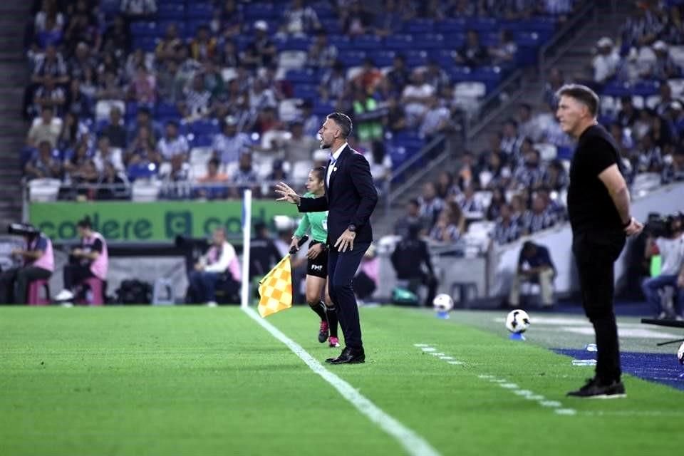 Demichelis y Berizzo atentos a las acciones del encuentro.