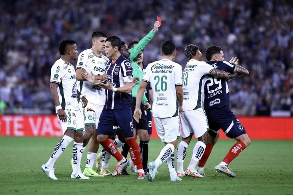 Ocampos perdió la cabeza y recibió la roja directa, por lo que se perdera al menos la ida de los Cuartos de Final.