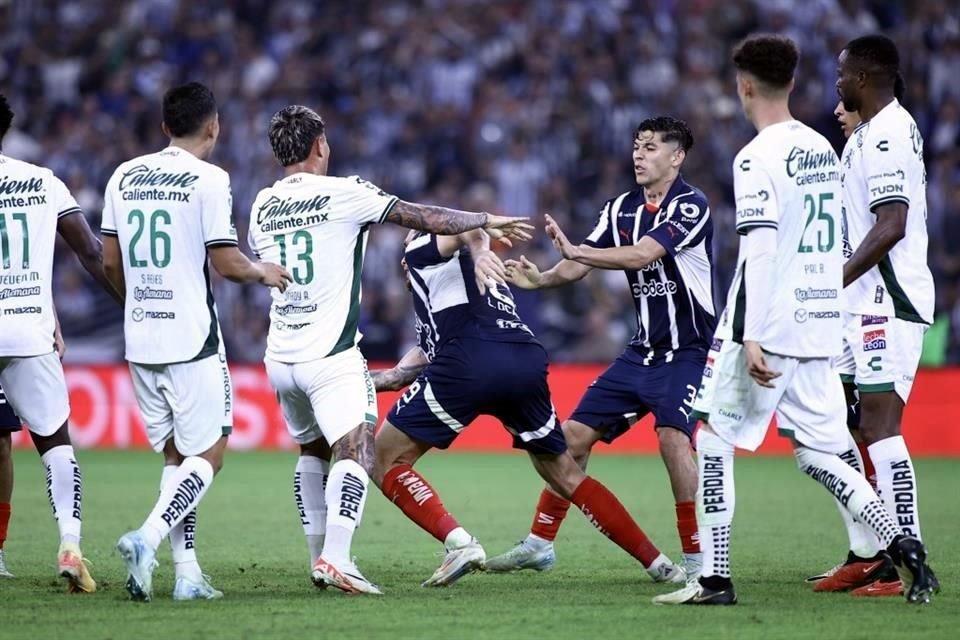 Ocampos casi se va a los golpes.