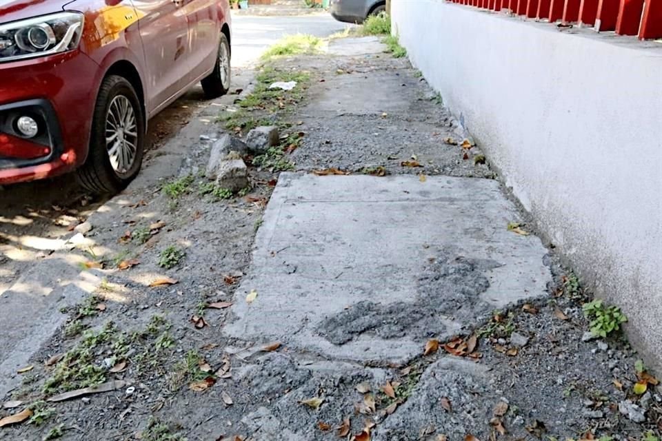 La banqueta peligrosa está ubicada en el cruce de Bolivia y Perú, en la Colonia Infonavit San Sebastián en Guadalupe