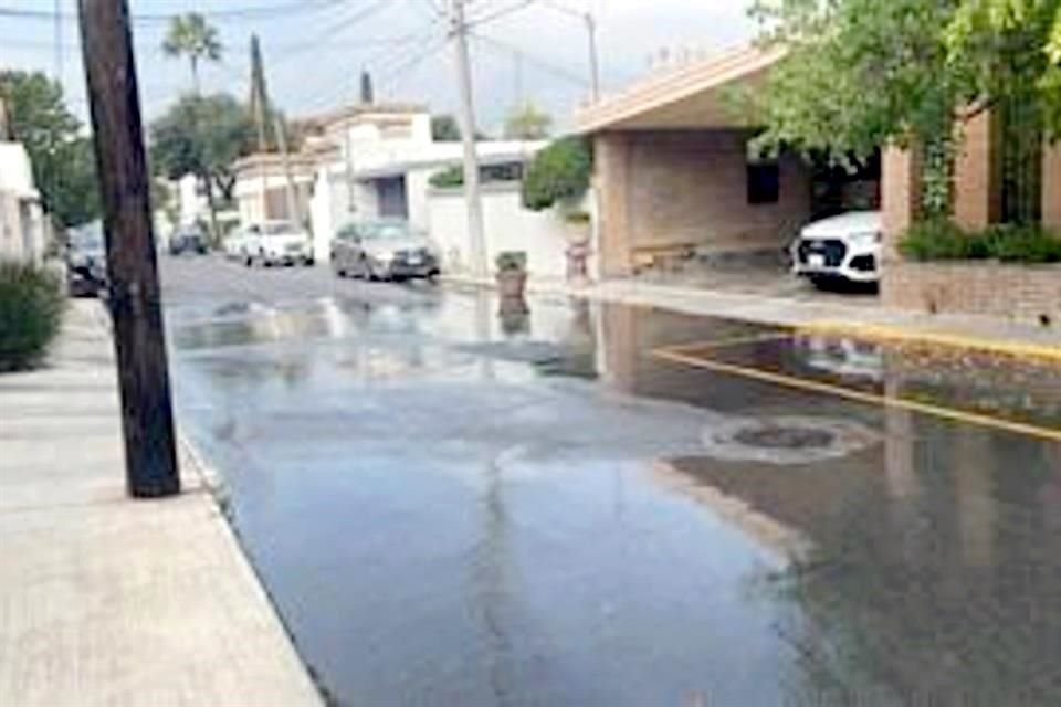 Una fuga de aguas negras en la Colonia del Valle provoca malestar en los vecinos.