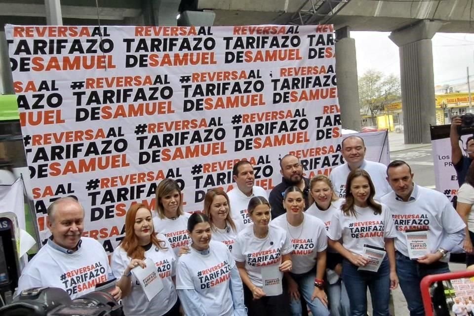 Durante la mañana se reunieron afuera de la estación del Metro Cuauhtémoc, en la Avenida Colón, entre Pino Suárez y Cuauhtémoc.