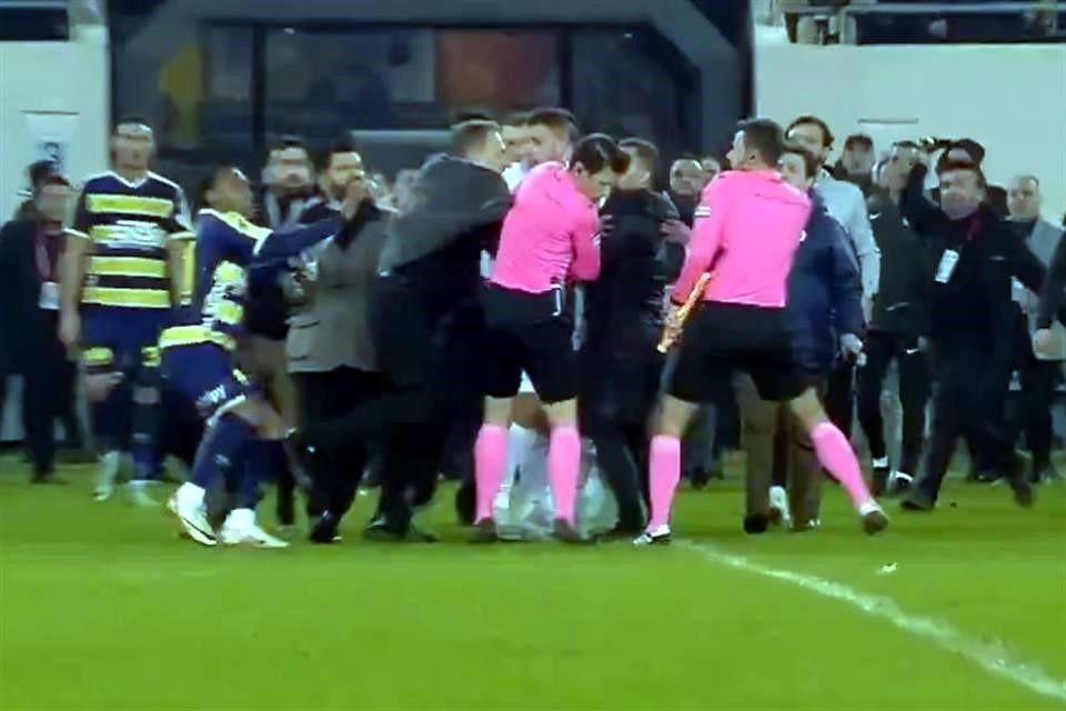 Faruk Koca, expresidente del MKE Ankaragucu, golpeó en la cara al árbitro Halil Umut Meler tras el final del empate 1-1 ante Caykur Rizespor el año pasado.