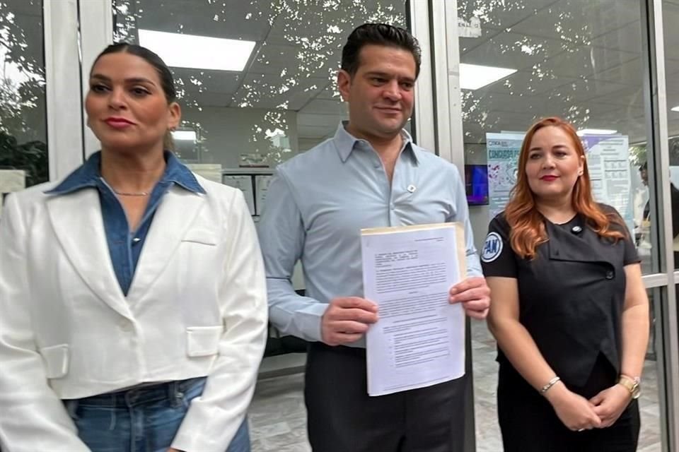 Francisco Cienfuegos junto a las Diputadas federales del PAN, Annia Gómez y Ana González, del PRI.