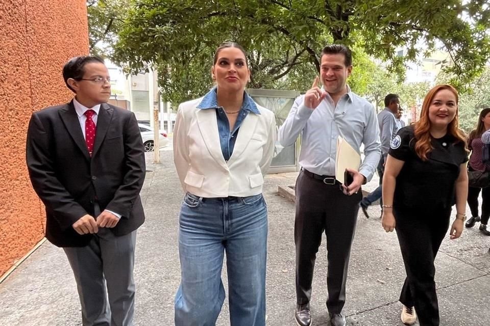 Francisco Cienfuegos junto a las Diputadas federales del PAN, Annia Gómez y Ana González, del PRI.