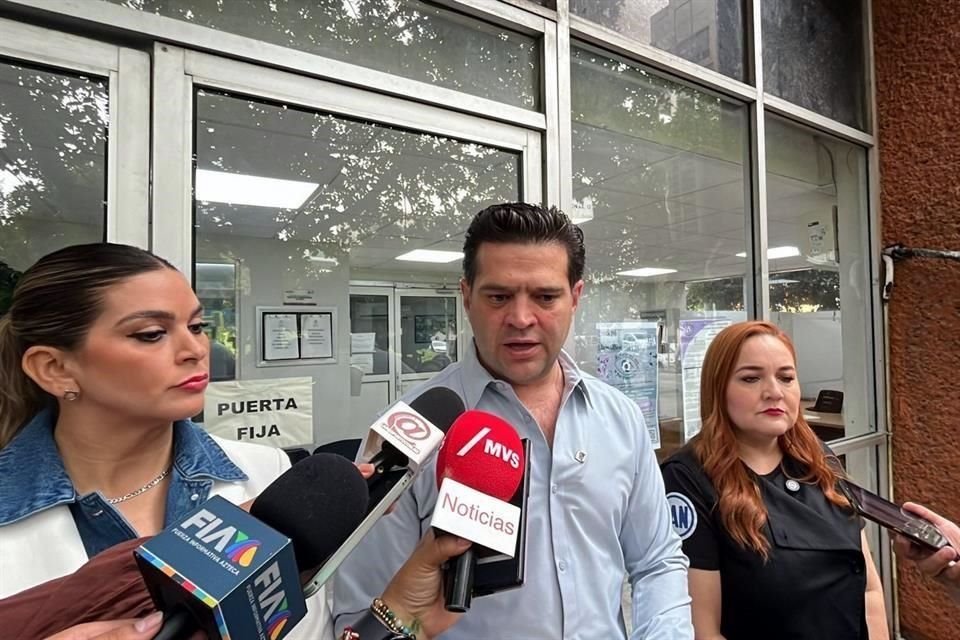 Francisco Cienfuegos junto a las Diputadas federales del PAN, Annia Gómez y Ana González, del PRI.