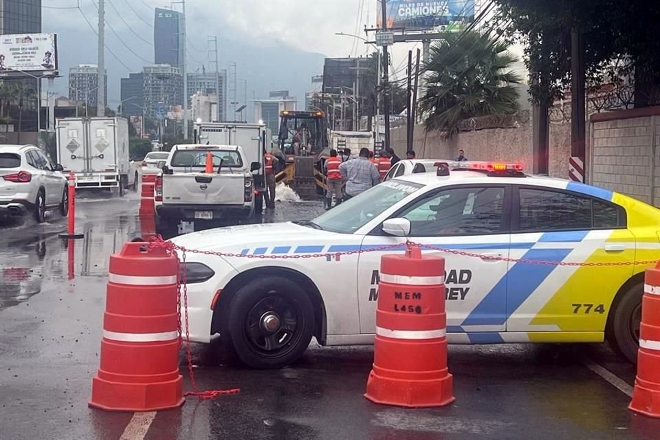 Autoridades cerraron al menos tres carriles de la zona para la reparación de la fuga.
