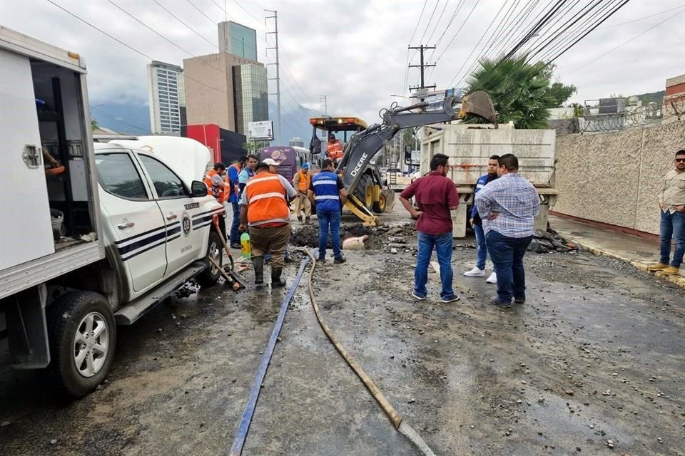Los trabajos de reparación, comentó un trabajador, tardarían alrededor de seis horas.
