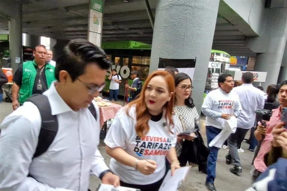 La Diputada federal Annia Gómez estuvo presente en la recolección de firmas para un amparo colectivo en la Estación Cuauhtémoc.